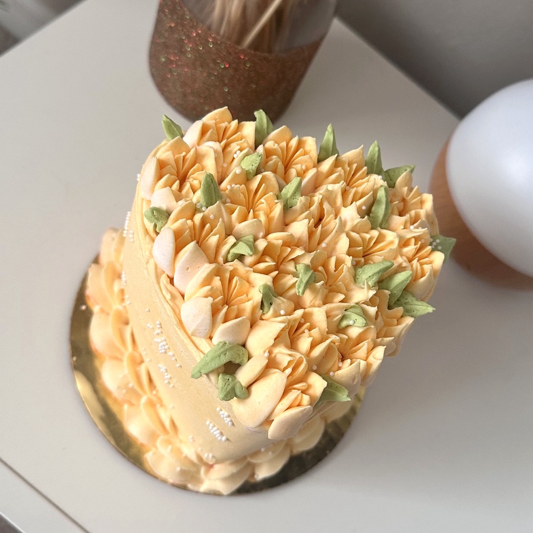 Peach floral buttercream cake