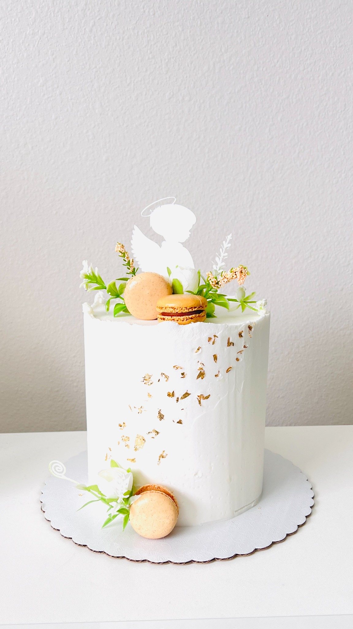 Elegant custom cake made by Mianas